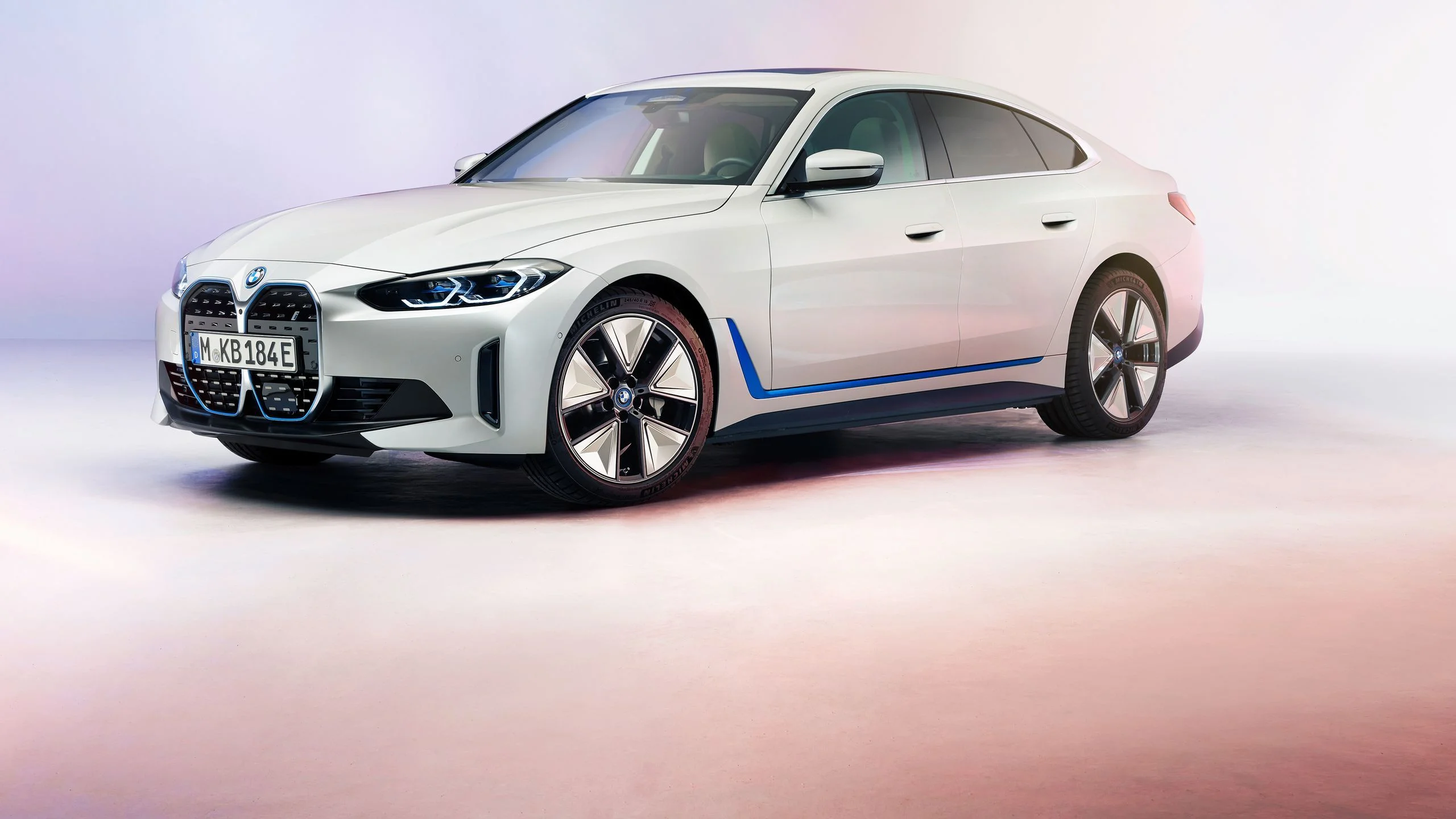 bmw-ix4-1.webp