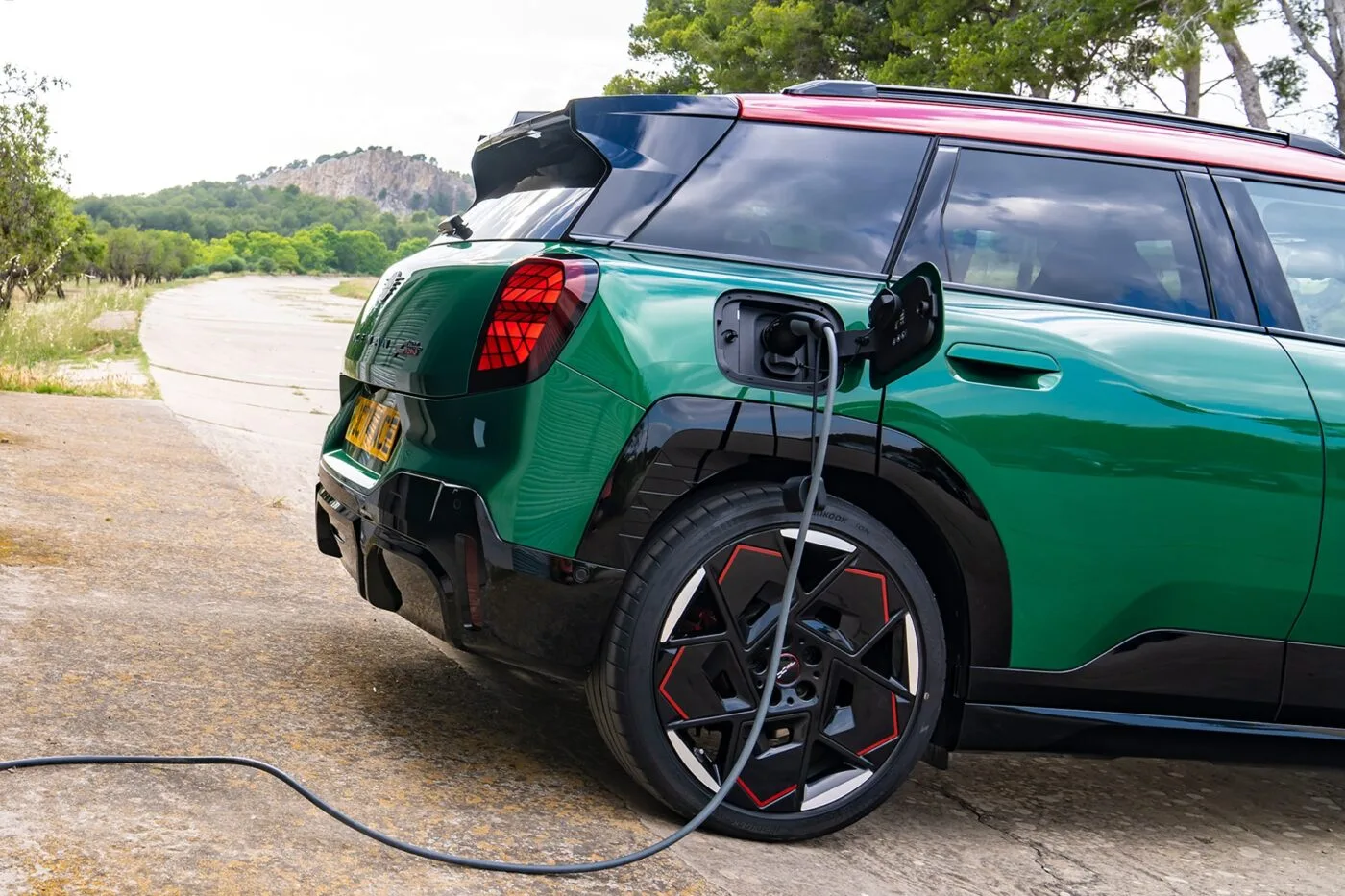 mini-john-cooper-works-aceman-ladestation-charging-station-wallbox-grossbritannien-uk-2024-01...webp