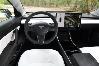 b_2023-tesla-model-y-standart-4x2-7.webp