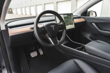 b_2023-tesla-model-y-standart-4x2-2.webp