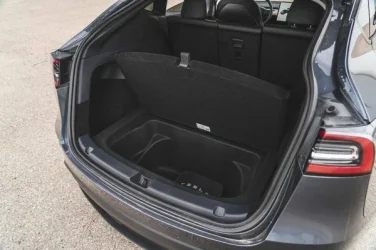 b_2023-tesla-model-y-standart-4x2-4.webp