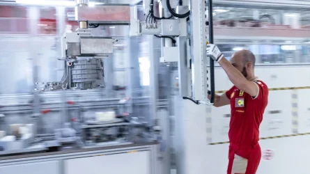 ferrari-elettrica-factory-floor-worker.webp ferrari-elettrica-factory-floor-worker.webp